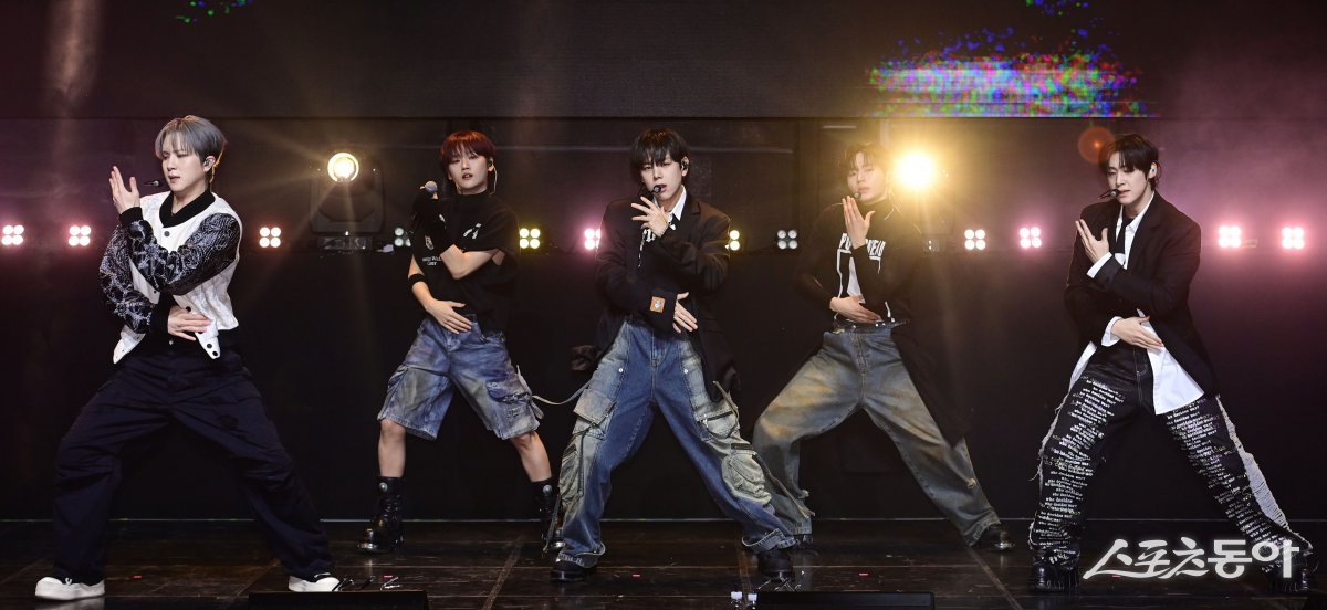 Group WEi is performing the title song ‘NOT ENOUGH’ at the media showcase for the release of their seventh mini-album ‘The Feelings’ held at Yes24 Wonderlock Hall in Changcheon-dong, Seodaemun-gu, Seoul on the 15th. Reporter Joo Hyun-hee teth1147@donga.com