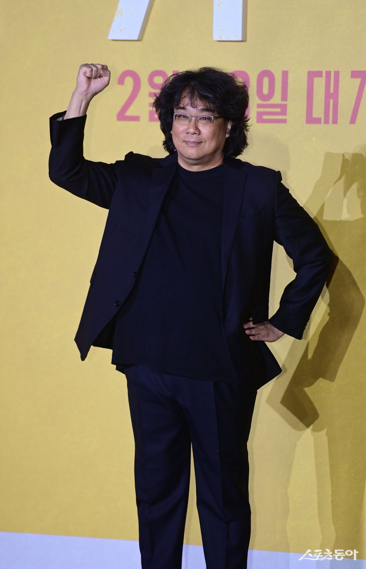 Director Bong Joon-ho poses at the press conference for the movie ‘Mickey 17’ held at CGV Yongsan I-Park Mall in Yongsan-gu, Seoul on the 20th. Reporter Joo Hyun-hee teth1147@donga.com