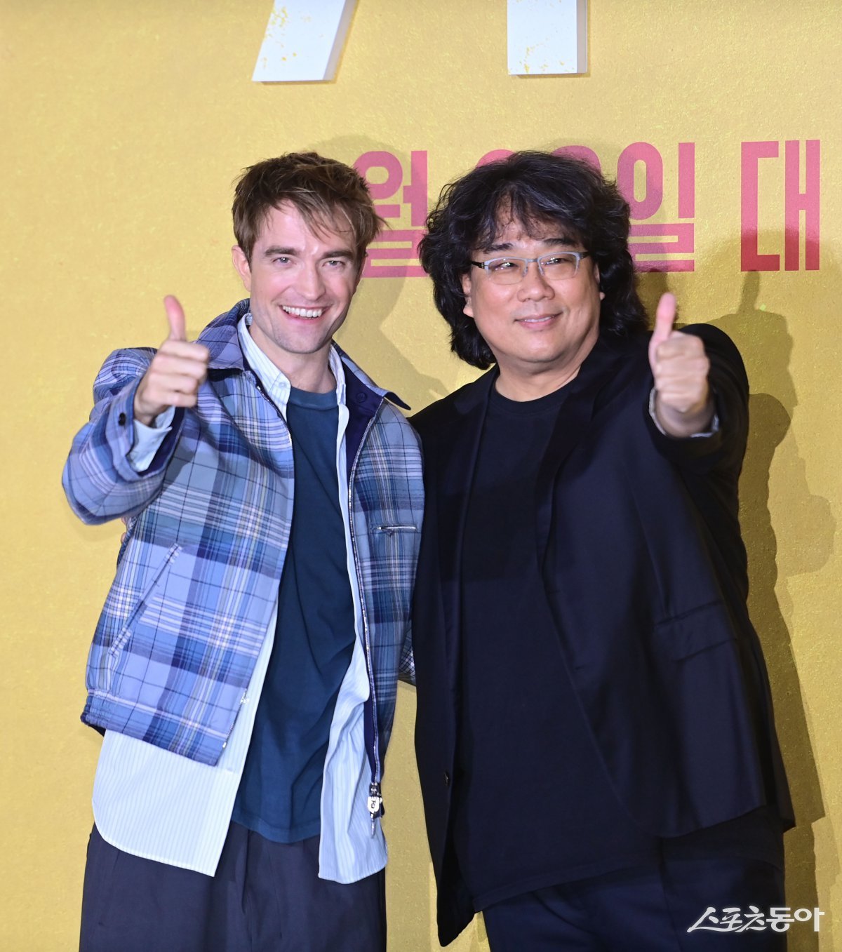 Actor Robert Pattinson and director Bong Joon-ho pose at a press conference for the movie ‘Mickey 17’ held at CGV Yongsan I-Park Mall in Yongsan-gu, Seoul on the 20th. Reporter Joo Hyun-hee teth1147@donga.com