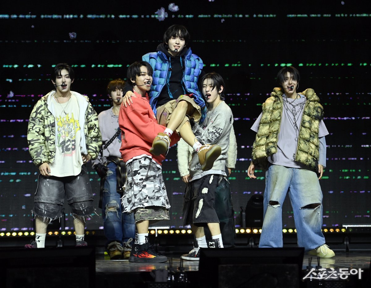 JYP‘s new boy group KickFlip is giving a splendid performance at the debut album ‘Flip it, Kick it!’ release showcase held at Yes24 Live Hall in Gwangjin-gu, Seoul on the 20th. Reporter Kim Jong-won won@donga.com