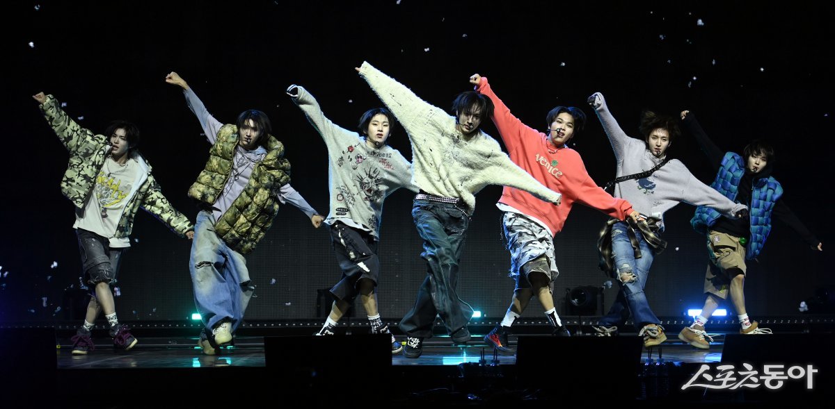 JYP‘s new boy group KickFlip is giving a splendid performance at the debut album ‘Flip it, Kick it!’ release showcase held at Yes24 Live Hall in Gwangjin-gu, Seoul on the 20th. Reporter Kim Jong-won won@donga.com