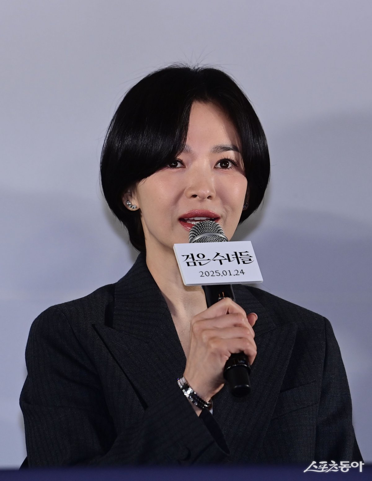 Actress Song Hye-kyo is giving a greeting at the press conference for the movie ‘The Black Nuns’ held at Megabox COEX in Gangnam-gu, Seoul on the 20th. Reporter Joo Hyun-hee teth1147@donga.com