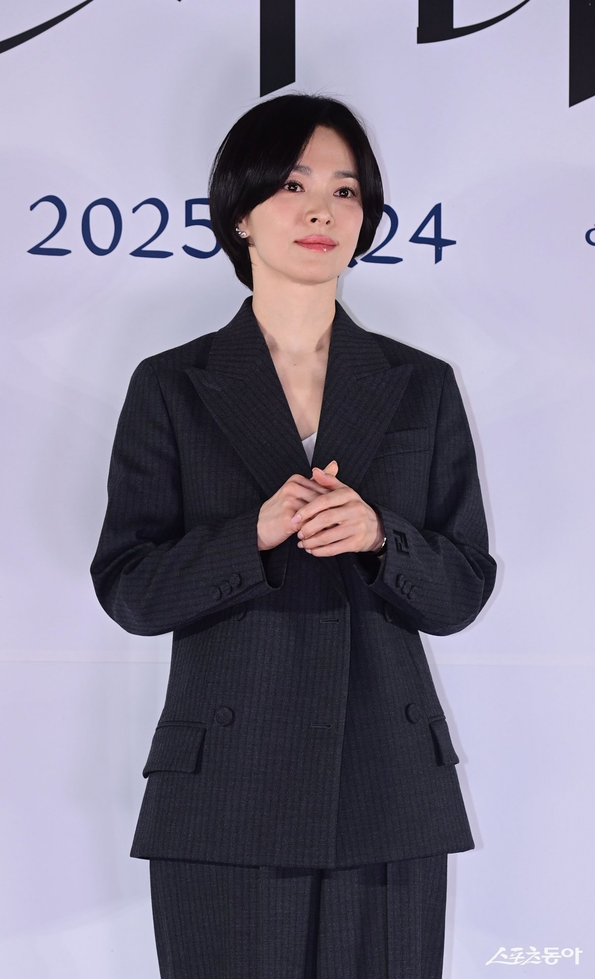 Actress Song Hye-kyo poses at the press conference for the movie ‘The Black Nuns’ held at Megabox COEX in Gangnam-gu, Seoul on the 20th. Reporter Joo Hyun-hee teth1147@donga.com