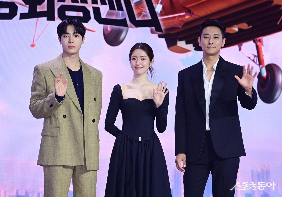 Actors Choo Young-woo, Ha Young, and Joo Ji-hoon pose at the production conference for Netflix‘s ‘Severe Trauma Center’ held at the Grand Intercontinental Seoul Parnas in Samseong-dong, Gangnam-gu, Seoul on the 21st. Reporter Joo Hyun-hee teth1147@donga.com