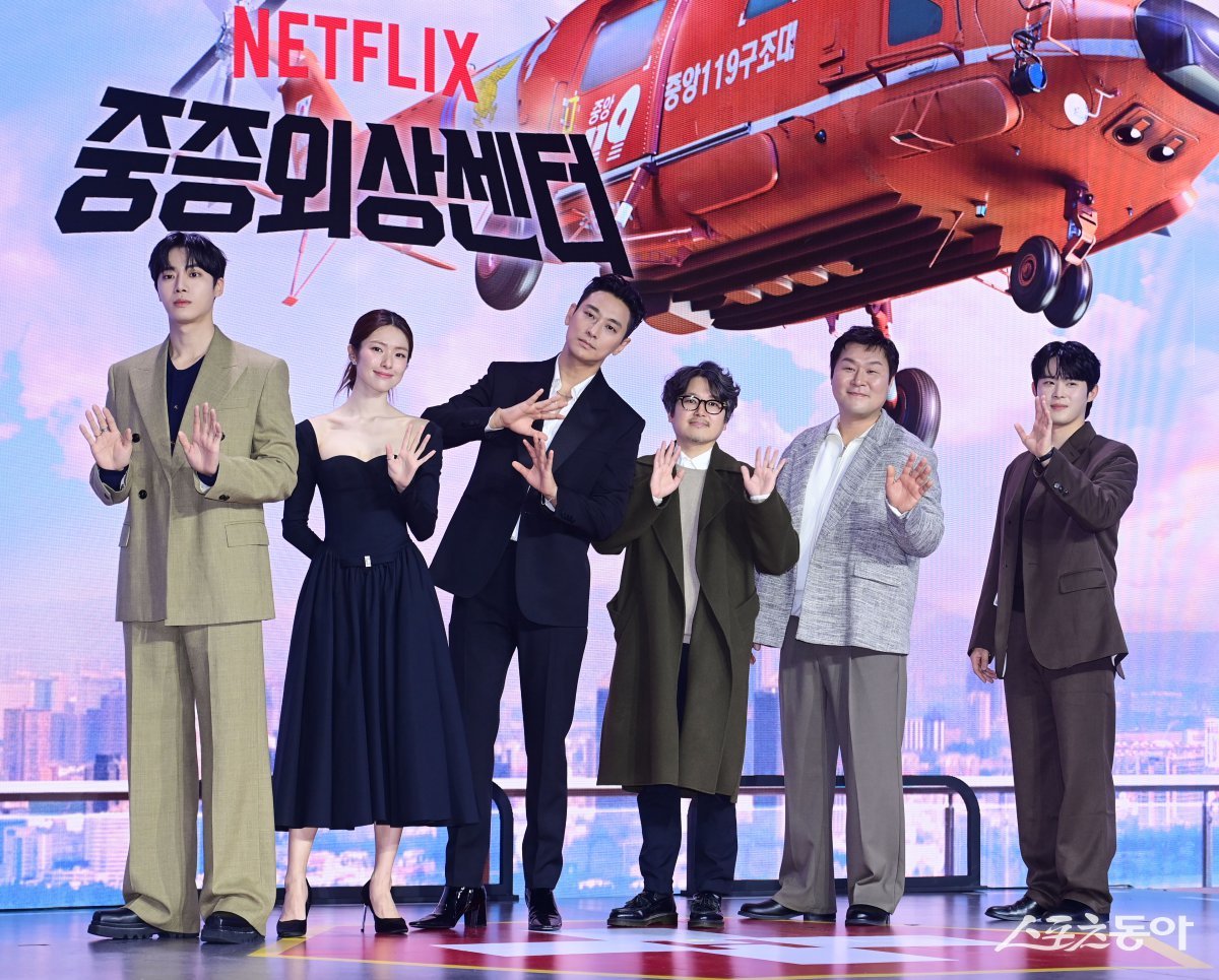 Actors Choo Young-woo, Ha Young, Joo Ji-hoon, director Lee Do-yoon, Yoon Kyung-ho, and Jung Jae-kwang pose at the production conference for Netflix‘s ‘Severe Trauma Center’ held at the Grand Intercontinental Seoul Parnas in Samseong-dong, Gangnam-gu, Seoul on the 21st. Reporter Joo Hyun-hee teth1147@donga.com