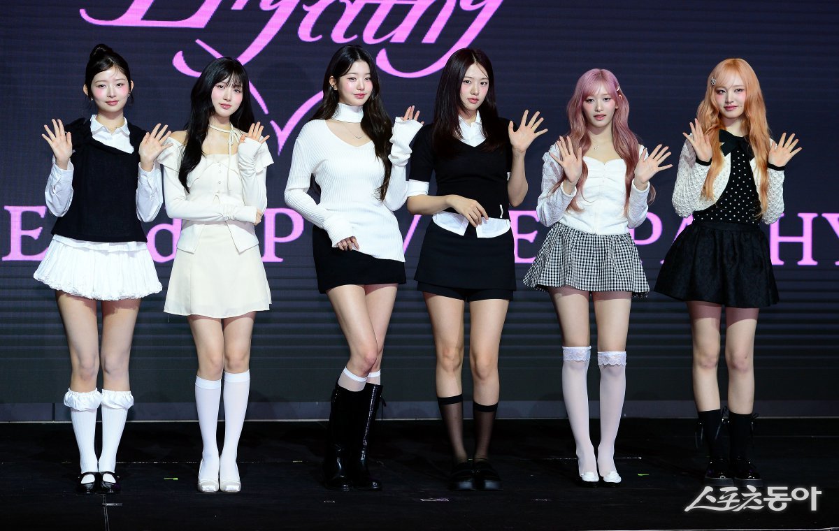 On the 3rd, IVE held a press conference to release their third mini-album ‘IVE EMPATHY’ at Conrad Seoul in Yeouido, Seoul. From left, IVE Ray, Gaeul, Jang Won-young, Ahn Yu-jin, Lee Seo, and Leez are posing for the camera. Reporter Kim Min-seong marineboy@donga.com