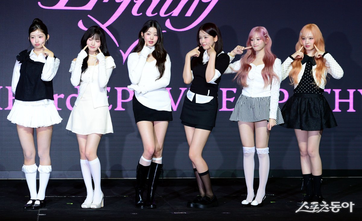 On the 3rd, IVE held a press conference to release their third mini-album ‘IVE EMPATHY’ at Conrad Seoul in Yeouido, Seoul. From left, IVE Ray, Gaeul, Jang Won-young, Ahn Yu-jin, Lee Seo, and Leez are posing for the camera. Reporter Kim Min-seong marineboy@donga.com