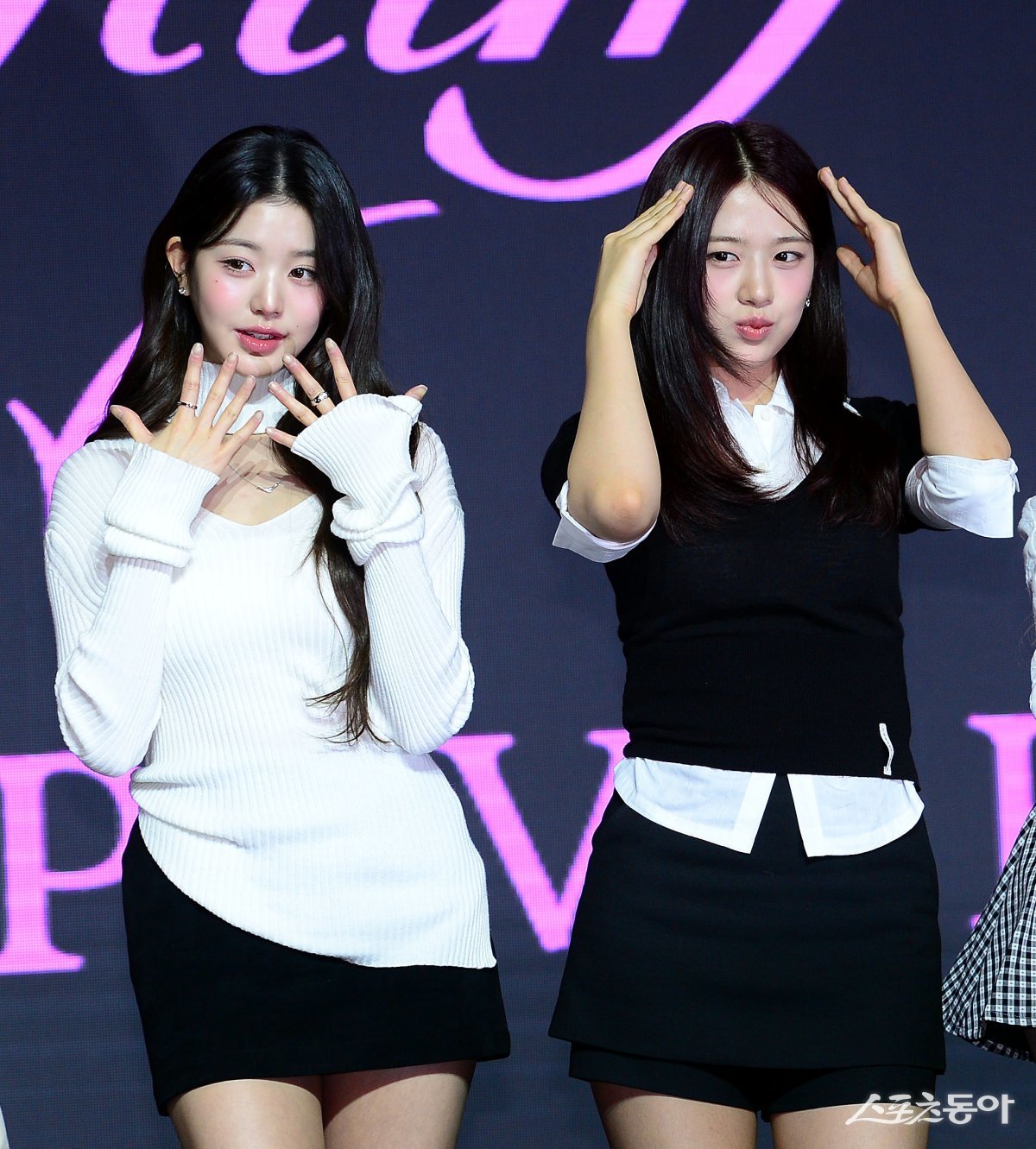 On the 3rd, IVE held a press conference to release their third mini-album ‘IVE EMPATHY’ at Conrad Seoul in Yeouido, Seoul. IVE‘s Jang Won-young and Ahn Yu-jin are posing for the camera. Reporter Kim Min-seong marineboy@donga.com