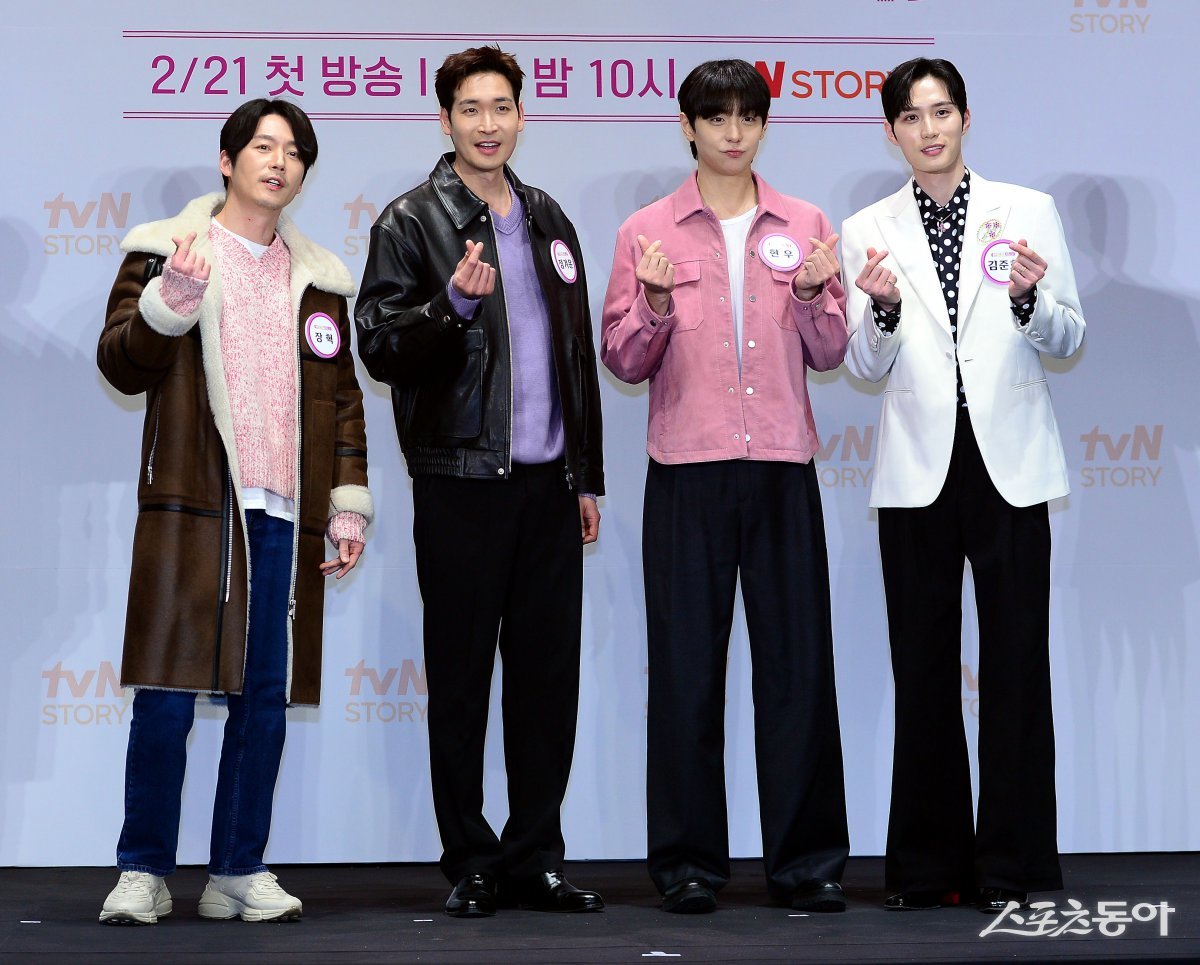 On the 4th, the production conference for tvN STORY ‘Handsome Trot’ was held at the Ramada Seoul Sindorim Hotel in Seoul. Jang Hyuk, Jung Gyu-woon, Hyun Woo, and Kim Jun-ho (from left) are posing for the camera. Reporter Kim Min-seong marineboy@donga.com