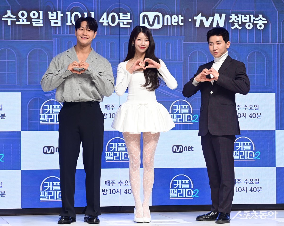 Singer Kim Jong-guk, Lovelyz‘s Mijoo, and comedian Yoo Se-yoon pose at the production conference for Mnet’s ‘Couple Palace 2’ held at the Eliena Hotel in Nonhyeon-dong, Gangnam-gu, Seoul on the 4th. Reporter Joo Hyun-hee teth1147@donga.com