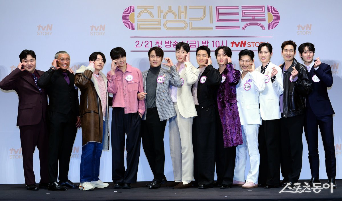 On the 4th, the production conference for tvN STORY ‘Handsome Trot’ was held at the Ramada Seoul Sindorim Hotel in Seoul. From left, Tae Hang-ho, Choo Sung-hoon, Jang Hyuk, Hyun Woo, Choi Dae-chul, Kim Dong-ho, In Kyo-jin, Lee Tae-ri, Ji Seung-hyun, Kim Jun-ho, Jung Gyeo-woon, and Han Jeong-wan are posing for the camera. Reporter Kim Min-seong marineboy@donga.com