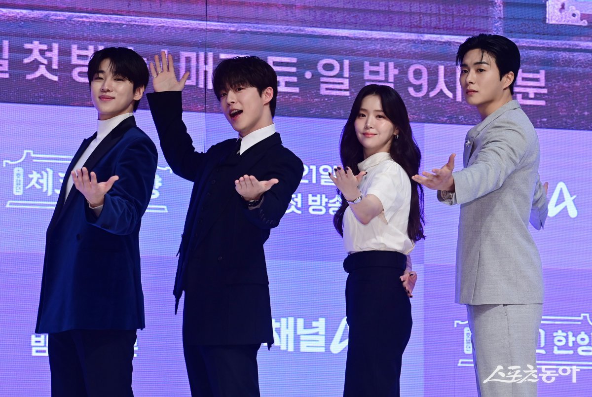 Actors Park Jae-chan, Bae In-hyeok, Kim Ji-eun, and Jung Gun-joo pose at the production conference for Channel A‘s ‘Check In Hanyang’ held at the Eliena Hotel in Nonhyeon-dong, Gangnam-gu, Seoul on the 17th. Reporter Joo Hyun-hee teth1147@donga.com