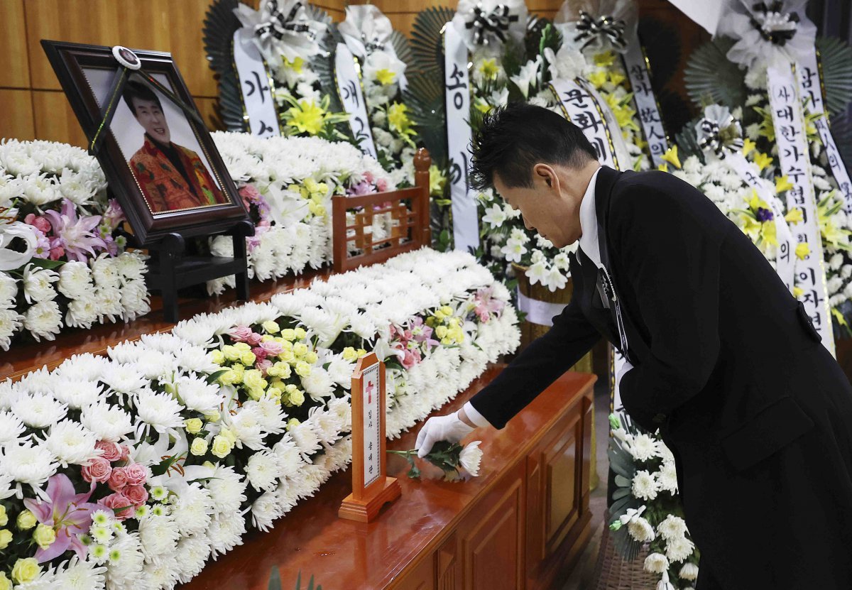 Tae Jin-ah is receiving flower offerings from mourners at the funeral of singer Song Dae-kwan held at the funeral hall of Seoul National University Hospital in Jongno-gu, Seoul on the 9th. Photo joint reporting team