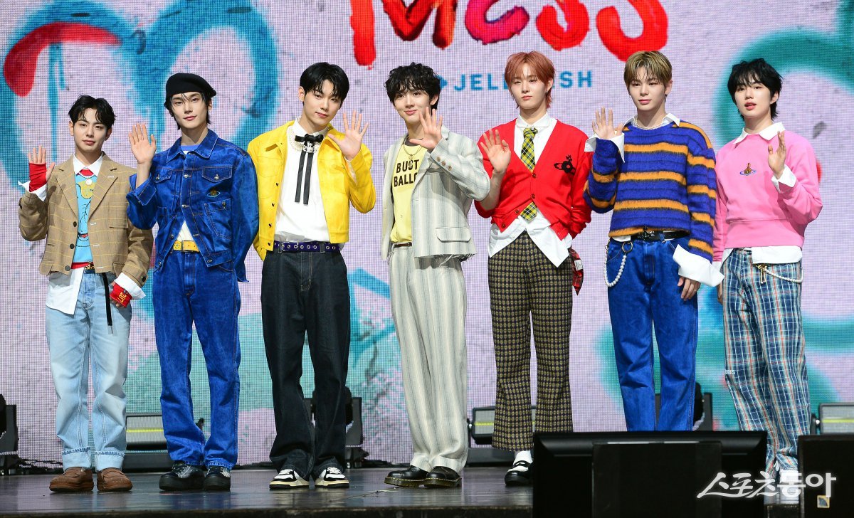 EVNNE‘s fourth mini album ’HOT MESS‘ release commemorative showcase was held on the 10th at Yes24 Live Hall in Gwangjin-gu, Seoul. EVNNE Keita (from left), Park Han-bin, Lee Jung-hyun, Yoo Seung-eon, Ji Yoon-seo, Moon Jung-hyun, and Park Ji-hoo are posing for the camera. Reporter Kim Min-seong marineboy@donga.com