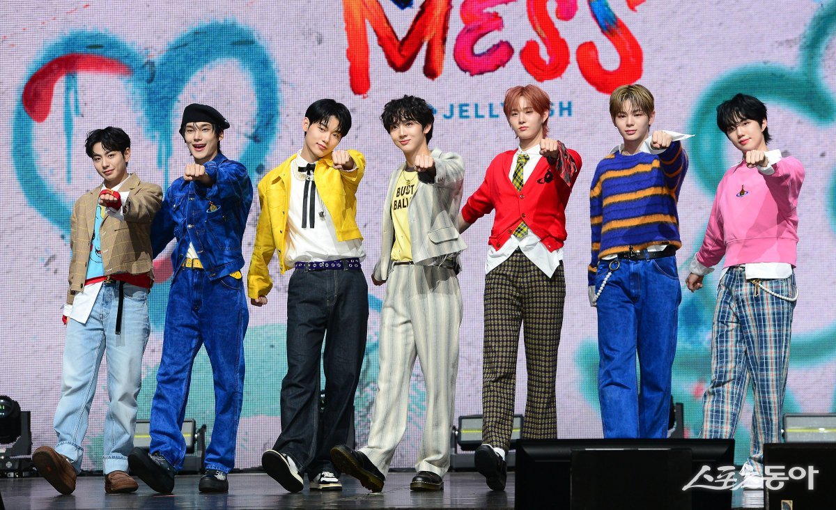 EVNNE‘s fourth mini album ’HOT MESS‘ release commemorative showcase was held on the 10th at Yes24 Live Hall in Gwangjin-gu, Seoul. EVNNE Keita (from left), Park Han-bin, Lee Jung-hyun, Yoo Seung-eon, Ji Yoon-seo, Moon Jung-hyun, and Park Ji-hoo are posing for the camera. Reporter Kim Min-seong marineboy@donga.com