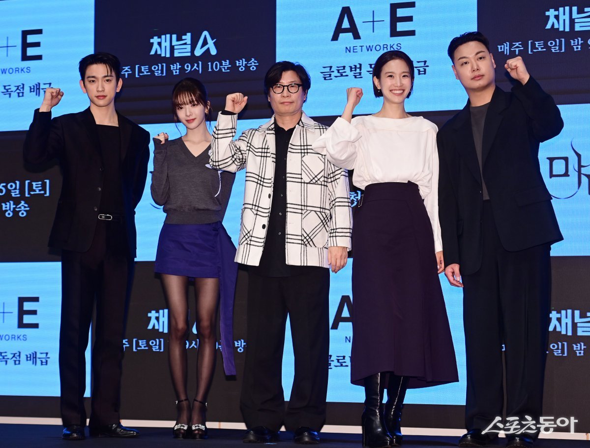 Actors Park Jin-young, Noh Jung-eui, director Kim Tae-gyun, Jang Hee-ryeong, and Lim Jae-hyeok pose at the production conference for Channel A‘s new Saturday-Sunday drama ‘The Witch’, held at D-Cube City The Saint in Sindorim-dong, Guro-gu, Seoul on the 11th. Reporter Joo Hyun-hee teth1147@donga.com