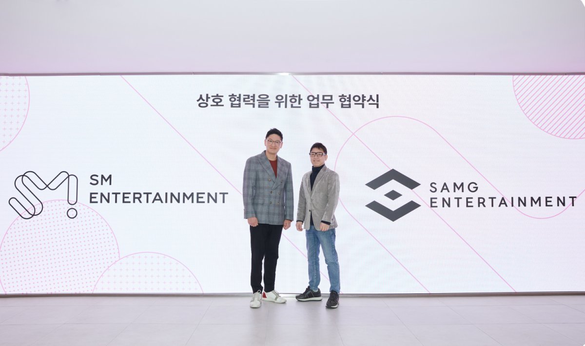 SM Entertainment Co-CEO Tak Young-jun and SAMG Entertainment CEO Kim Soo-hoon (from left). Photo courtesy of SM Entertainment