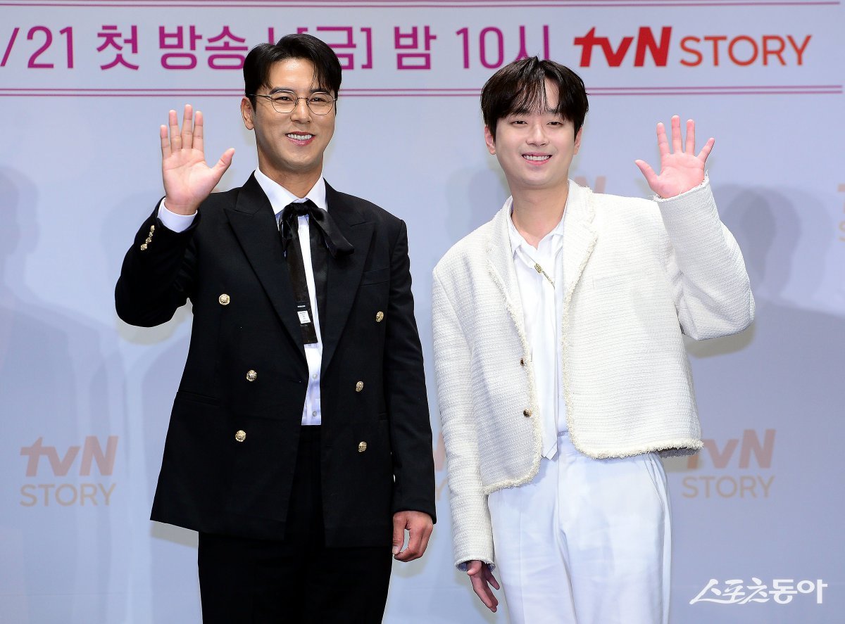 On the 4th, the production conference for tvN STORY ‘Handsome Trot’ was held at the Ramada Seoul Sindorim Hotel in Seoul. Singers Jang Min-ho and Lee Chan-won, who served as MCs, are posing for the camera.