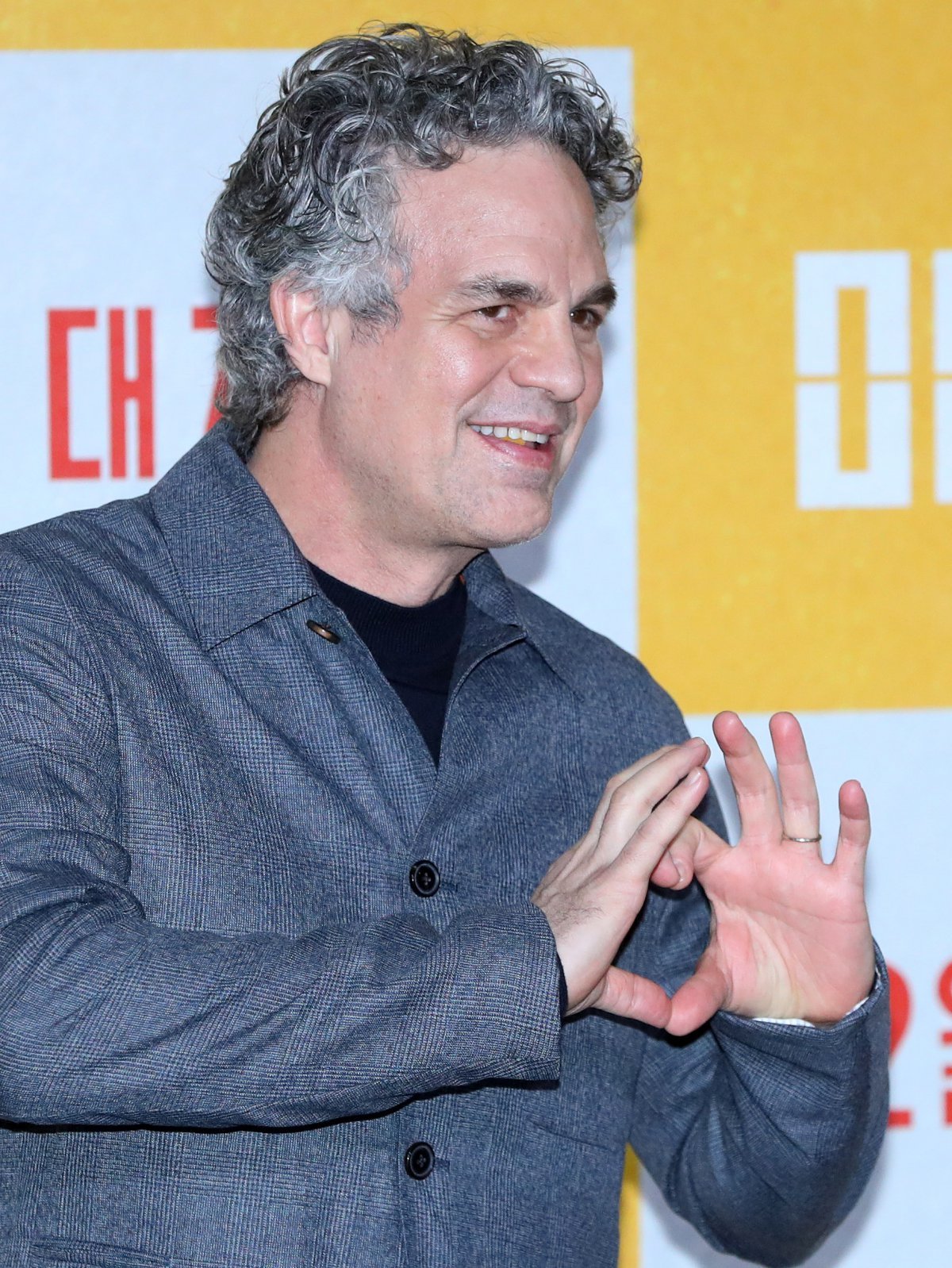 [Seoul = Newsis] Reporter Kim Hye-jin = Actor Mark Ruffalo poses at a press conference for the movie ‘Mickey 17’ (Director Bong Joon-ho) held at COEX Megabox in Gangnam-gu, Seoul on the morning of the 20th. ‘Mickey 17’, which will be released for the first time in the world in Korea, is a movie that depicts the unpredictable adventures that Mickey (Robert Pattinson), who lived a life as an expendable item who is put into dangerous work as ‘The Expendables’, which is reprinted when he dies, experiences during his 17th life-threatening crisis. It will be released on the 28th. 2025.02.20. jini@newsis.com