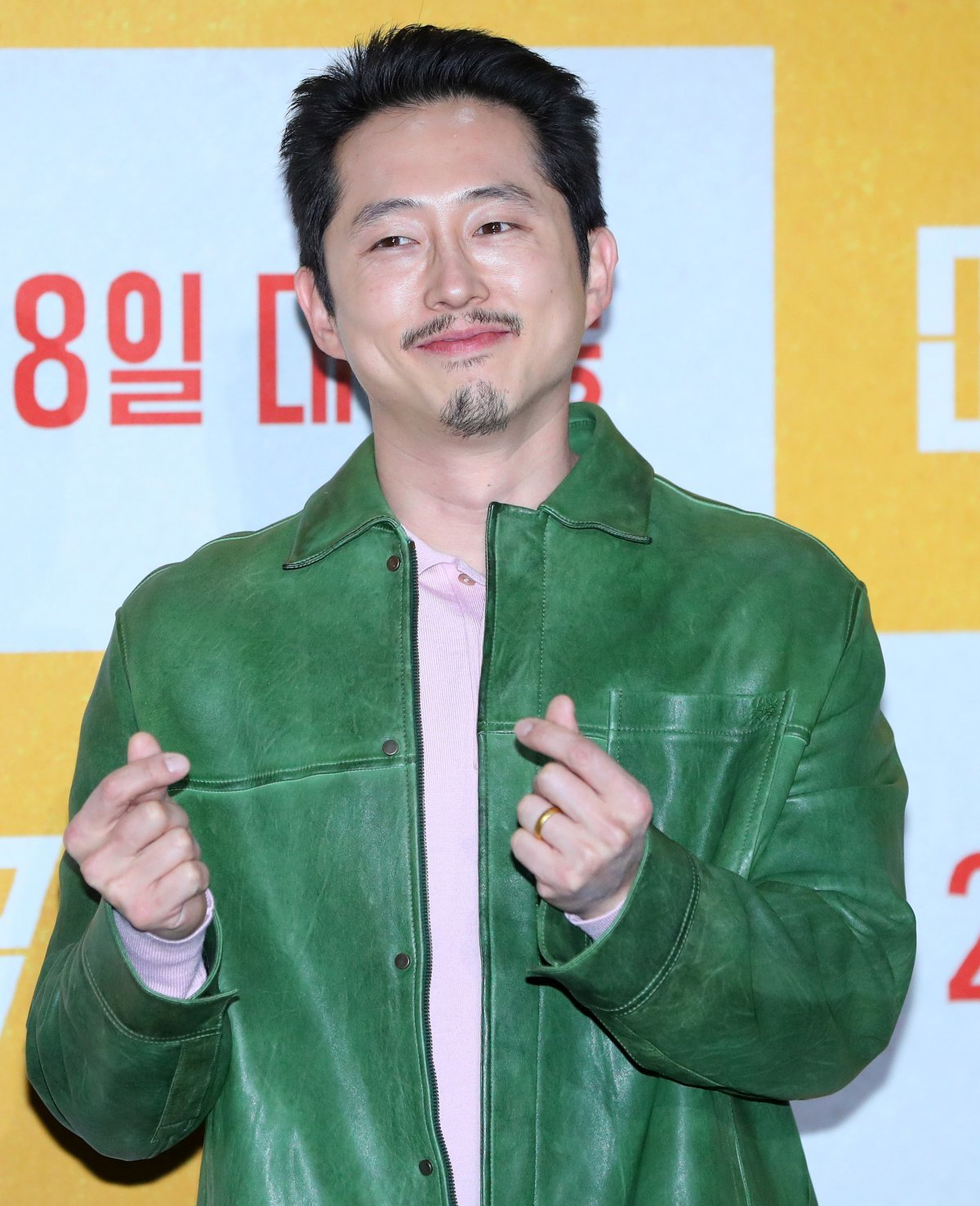 [Seoul = Newsis] Reporter Kim Hye-jin = Actor Steven Yeun poses at a press conference for the movie ‘Mickey 17’ (Director Bong Joon-ho) held at COEX Megabox in Gangnam-gu, Seoul on the morning of the 20th. ‘Mickey 17’, which will be released for the first time in the world in Korea, is a movie that depicts the unpredictable adventures that Mickey (Robert Pattinson), who lived a life as an expendable item who is put into dangerous work as ‘The Expendables’, which is reprinted when he dies, experiences during his 17th life-threatening crisis. It will be released on the 28th. 2025.02.20. jini@newsis.com