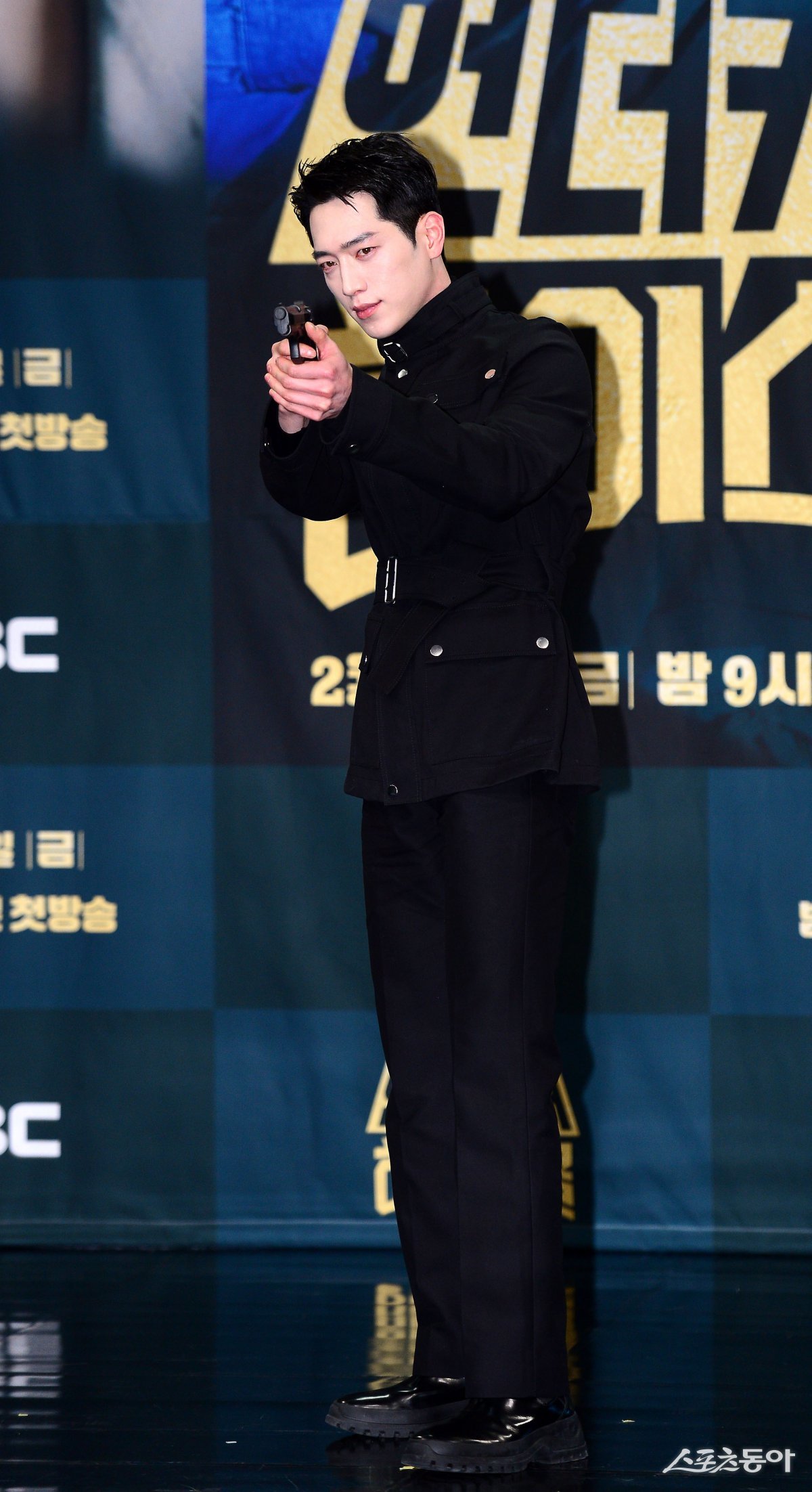 Actor Seo Kang-joon is having a photo time at the production presentation for MBC‘s new Friday-Saturday drama ‘Undercover High School‘, held at the MBC new building in Sangam-dong, Mapo-gu, Seoul on the 20th. Reporter Kim Jong-won won@donga.com