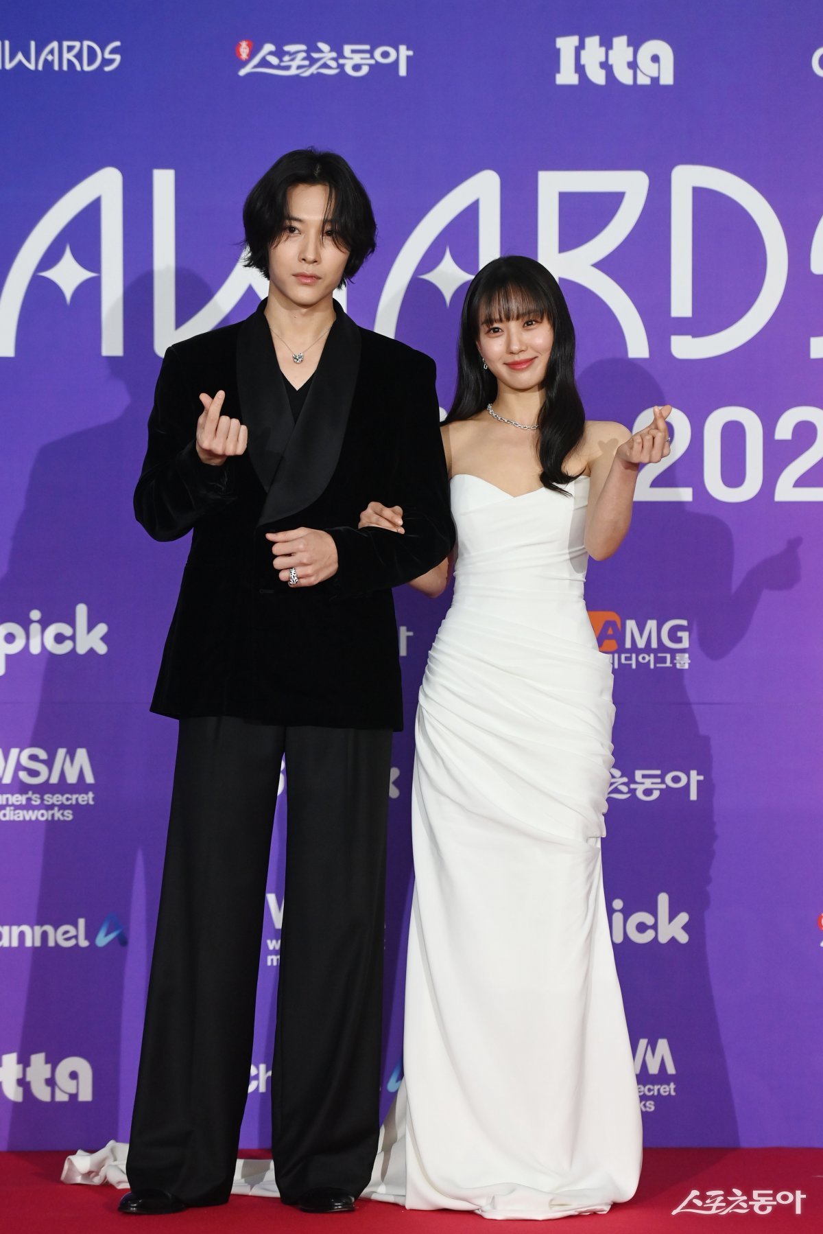 The 1st D Awards with UPICK hosted by Sports Donga (hosted by Sports Donga, WSM, organized by UPICK, WSM, sponsored by GK Link, ITTA) was held on the 22nd at the Hwajeong Gymnasium of Korea University. Actors Lee Jong-won and Go Min-si, who served as MCs, are posing. Reporter Joo Hyun-hee teth1147@donga.com