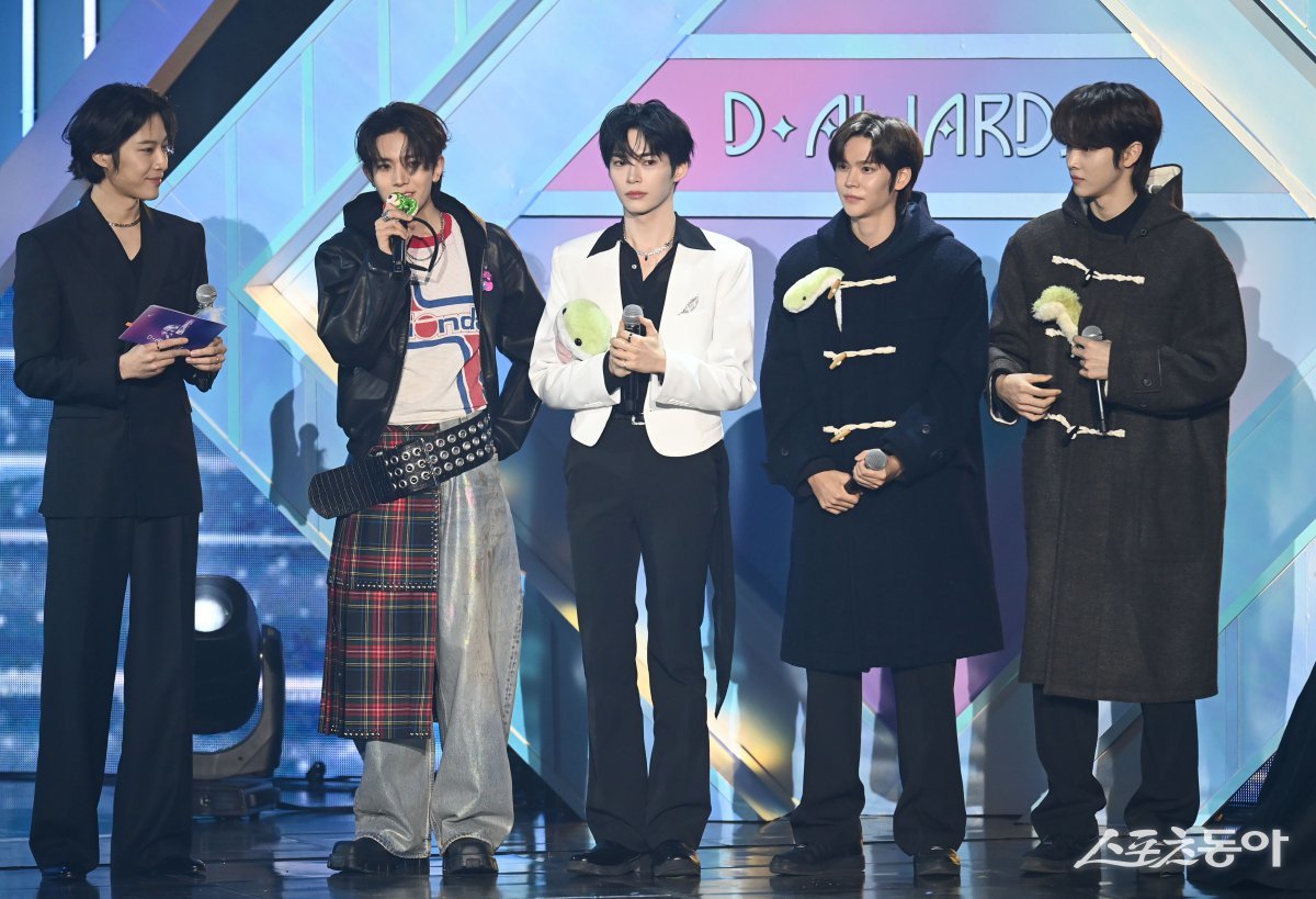 The 1st D Awards with upick, hosted by Sports Donga and organized by ‘upick’ and WSM (Hosted by: Sports Donga, WSM · Organized by: UPICK, WSM · Sponsored by: GK Link, ITTA), was held on the 22nd at the Hwajeong Gymnasium of Korea University in Seoul. Enhypen‘s Heeseung, Zerobaseone’s Hanbin, Rise‘s Eunseok, and Sungchan are doing the ‘2025 Baemtiz Interview’. Reporter Joo Hyun-hee teth1147@donga.com