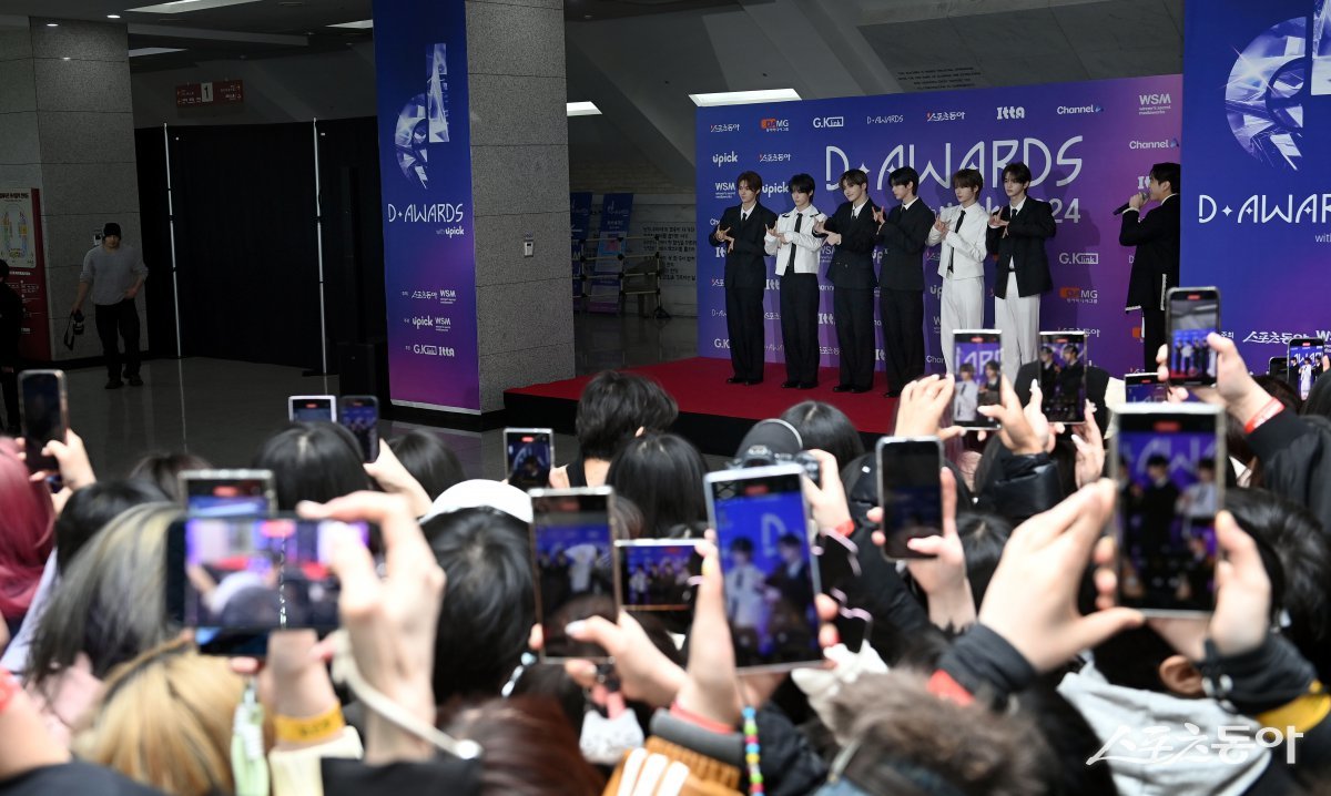 The 1st D Awards with upick, hosted by Sports Donga and organized by ‘upick’ and WSM (Hosted by: Sports Donga, WSM · Organized by: UPICK, WSM · Sponsored by: GK Link, ITTA), was held on the 22nd at the Hwajung Gymnasium of Korea University in Seoul. Many fans are taking pictures of the singers lined up in the photo line. Reporter Kim Min-seong marineboy@donga.com