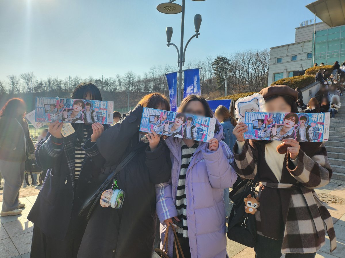 Fans from China stood in front of the camera holding pieces of paper with messages of support for Zero Base One member Zhang Hao. Reporter Yoo Ji-hye yjh0304@donga.com