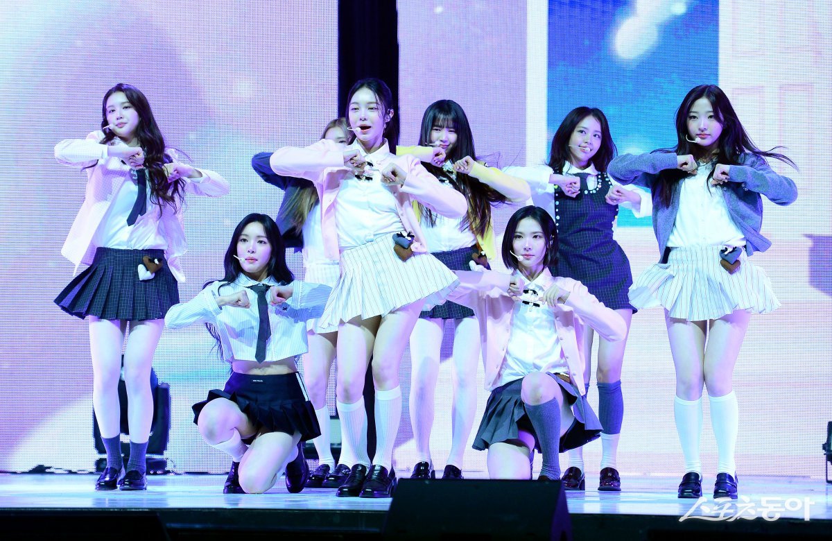 SM Entertainment‘s new girl group Hearts2Hearts is putting on a spectacular performance at the showcase for their first single ‘The Chase’ (The Chase) held at Yes24 Live Hall in Gwangjin-gu, Seoul on the 24th. Reporter Kim Jong-won won@donga.com