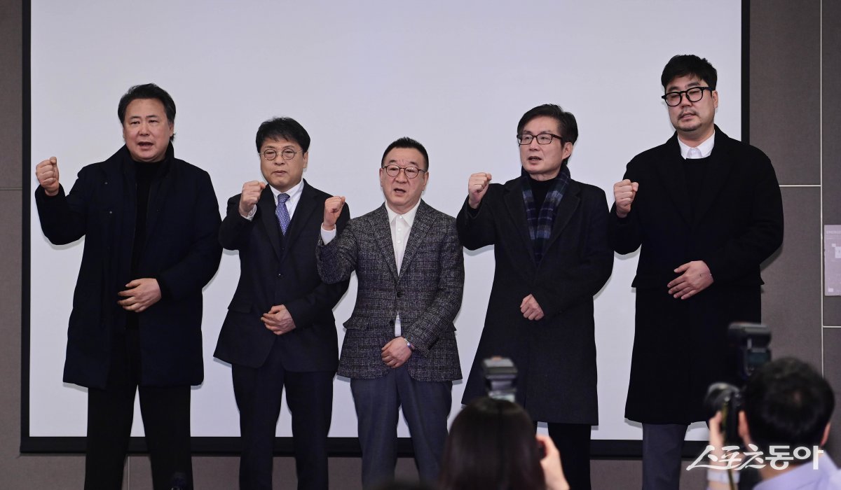 Kim Chang-hwan, chairman of the Korea Music Content Association, Choi Kyung-sik, chairman of the Korea Recording Industry Association, Lim Baek-un, chairman of the Korea Entertainment Producers Association, Park Kang-won, director of the Korea Music Label Industry Association, and Lee Myeong-gil, director of the Korea Management Association (from left) are shouting out their stance at a press conference for music producers to protect fair rights in the music industry held at the JW Marriott Hotel Seoul in Banpo-dong, Gangnam-gu, Seoul on the 27th. Reporter Joo Hyun-hee teth1147@donga.com