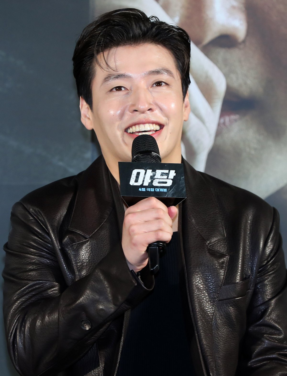 [Seoul = Newsis] Reporter Kim Hye-jin = Actor Kang Ha-neul is giving a greeting at the production report meeting for the movie ‘Opposition Party’ held at Megabox COEX in Gangnam-gu, Seoul on the morning of the 13th. ‘Opposition Party’ is a crime action movie about the intertwining of ‘Opposition Party’, a broker who designs the drug ring in South Korea, ‘Prosecutor’, who wants to climb higher, and ‘Detective’, who risks everything to crack down on drug crimes, all with different goals. It is scheduled to be released on April 23. 2025.03.13. jini@newsis.com