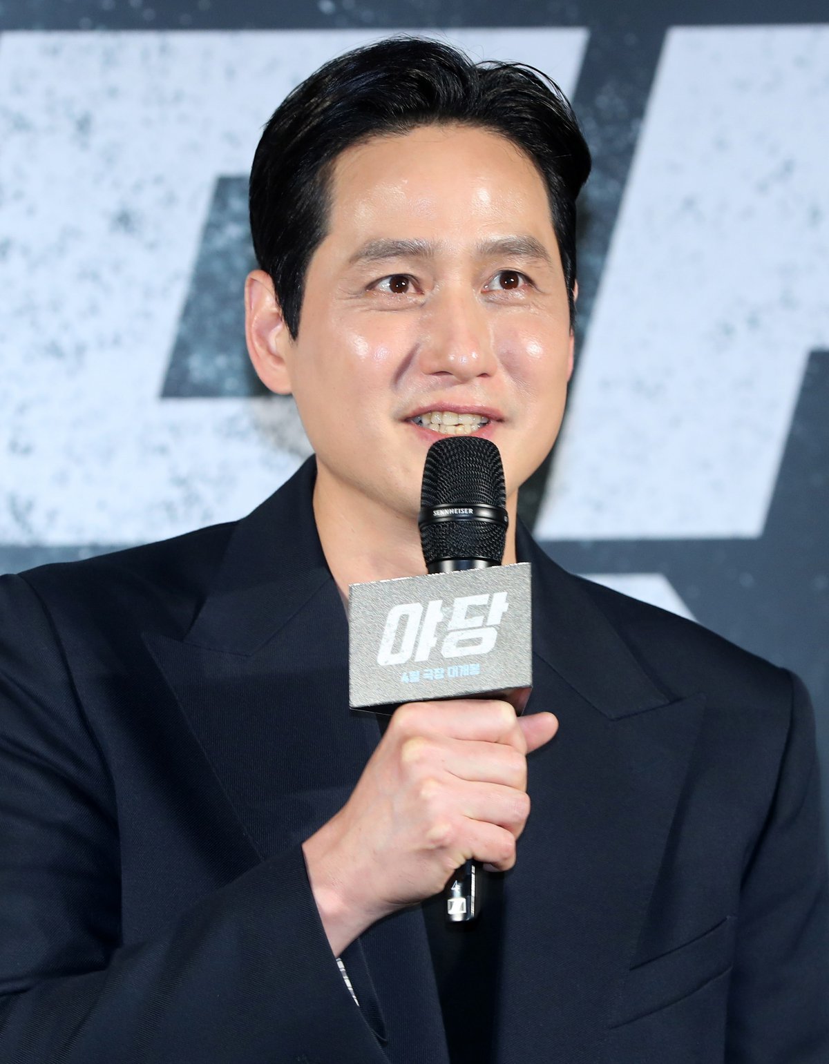 [Seoul = Newsis] Reporter Kim Hye-jin = Actor Park Hae-joon is giving a greeting at the production report meeting for the movie ‘Opposition Party’ held at Megabox COEX in Gangnam-gu, Seoul on the morning of the 13th. ‘Opposition Party’ is a crime action movie about the intertwining of ‘Opposition Party’, a broker who designs the drug ring in South Korea, ‘Prosecutor’, who wants to climb higher, and ‘Detective’, who risks everything to crack down on drug crimes, all with different goals. It is scheduled to be released on April 23. 2025.03.13. jini@newsis.com