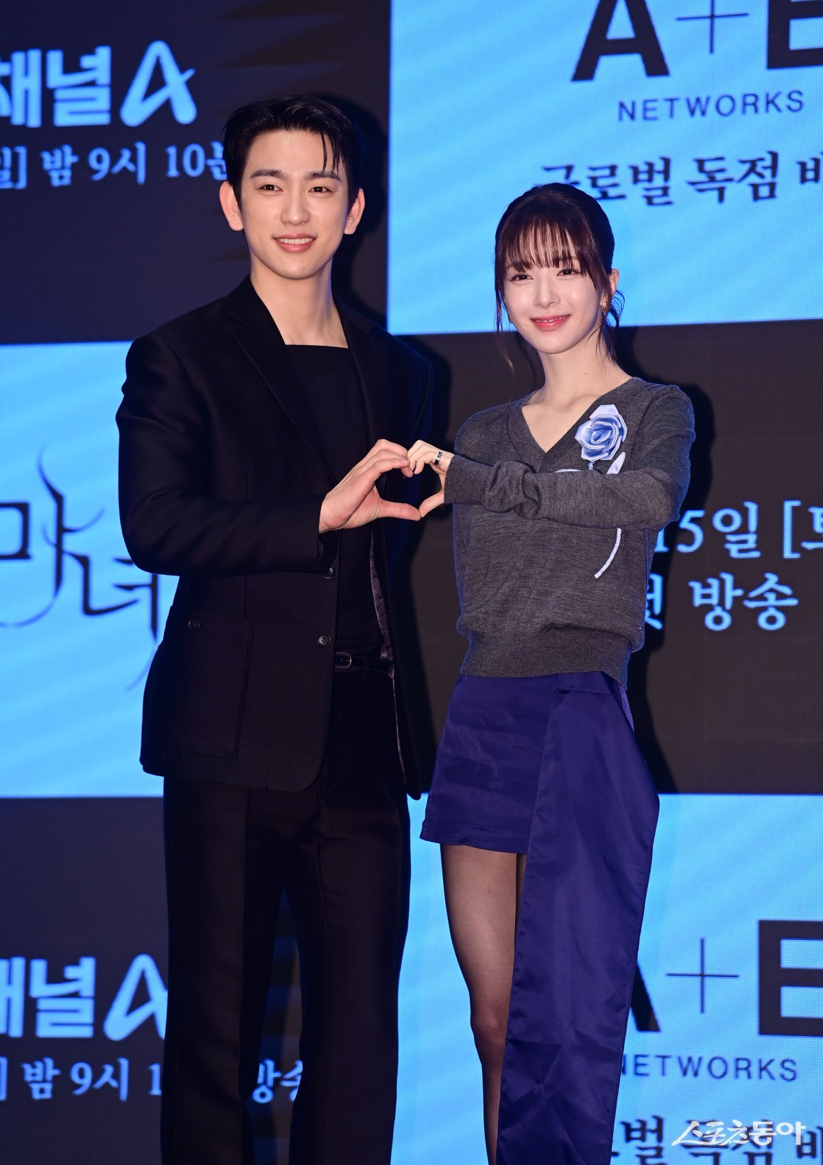 Actors Park Jin-young and Noh Jung-eui pose at the production conference for Channel A‘s new Saturday-Sunday drama ‘The Witch’, held at D-Cube City The Saint in Sindorim-dong, Guro-gu, Seoul on the 11th. Reporter Joo Hyun-hee teth1147@donga.com