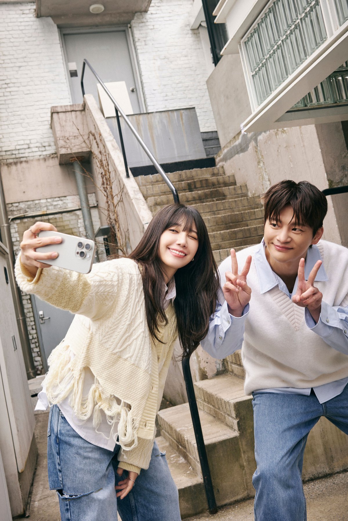 Singer and actor Jung Eun-ji and Seo In-guk (from left). Photo courtesy of IST Entertainment