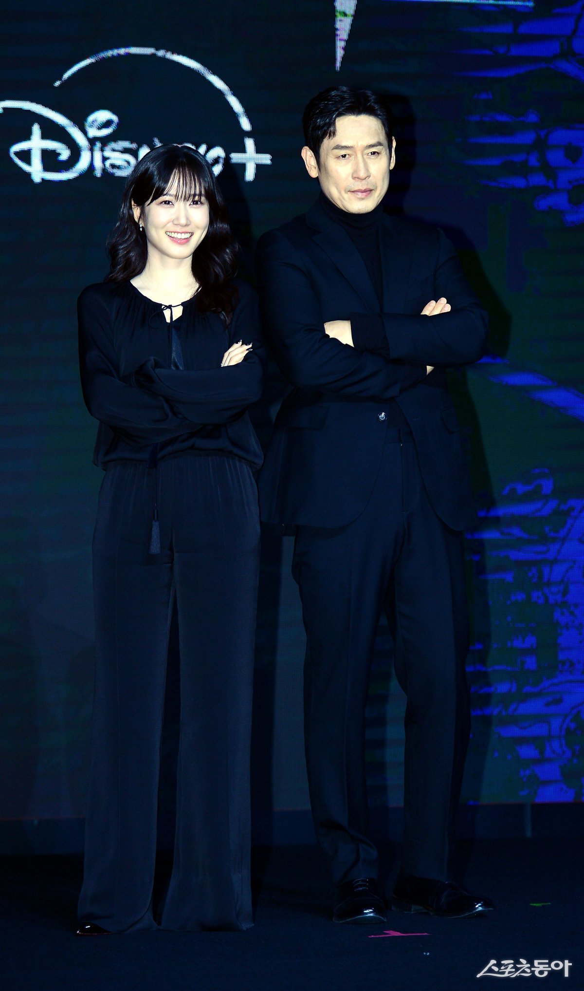 Actors Park Eun-bin and Seol Kyung-gu pose for a photo time at the production conference for the Disney Plus original drama ‘Hyperknife‘ held at the Conrad Seoul Hotel in Yeongdeungpo-gu, Seoul on the 17th. Reporter Kim Jong-won won@donga.com