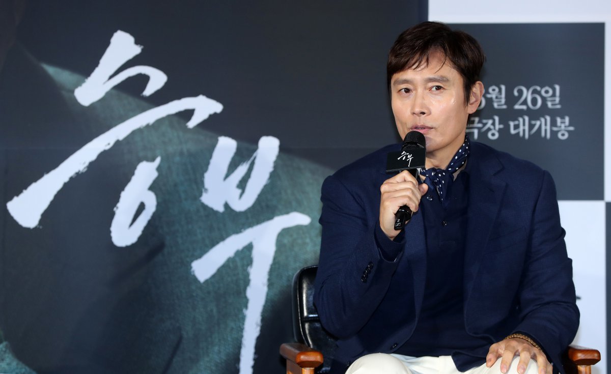 [Seoul = Newsis] Reporter Kim Hye-jin = Actor Lee Byung-hun is giving a greeting at the production report meeting for the movie ‘The Match’ (directed by Kim Hyung-joo) held at CGV Yongsan I-Park Mall in Yongsan-gu, Seoul on the morning of the 7th. ‘The Match’ is the story of Korea‘s greatest Go legend Cho Hun-hyun (Lee Byung-hun) who, after losing to his student, challenges for the top once again with his innate competitive spirit. Released on the 26th. 2025.03.07. jini@newsis.com