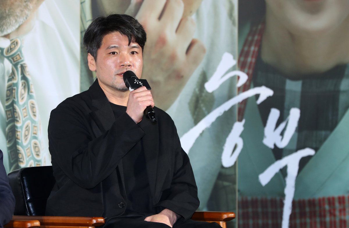 [Seoul = Newsis] Reporter Hyejin Kim = Director Hyung-joo Kim is giving a speech at the production report meeting for the movie ‘The Match’ (Director Hyung-joo Kim) held at CGV Yongsan I-Park Mall in Yongsan-gu, Seoul on the morning of the 7th. ‘The Match’ is the story of Korea‘s greatest Go legend, Cho Hoon-hyun (Lee Byung-hun), who, after losing to his student, challenges for the top once again with his innate competitive spirit. Released on the 26th. 2025.03.07. jini@newsis.com