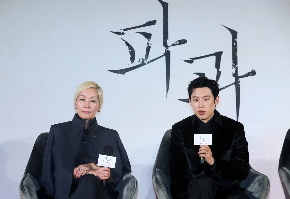 [Seoul = Newsis] Reporter Hyejin Kim = Actor Sungchul Kim (right) is giving a greeting at the production report meeting for the movie ‘Breakthrough’ (directed by Kyu-dong Min) held at Lotte Cinema Konkuk University Entrance in Gwangjin-gu, Seoul on the morning of the 27th. ‘Breakthrough’ is an action drama depicting an intense confrontation between Jo-gak (Hye-young Lee), a legendary killer who has been active for 40 years in an organization that deals with cockroach-like humans, and Tu-woo (Sungchul Kim), a mysterious killer who has chased him her entire life. Scheduled to be released on May 1. 2025.03.27. jini@newsis.com
