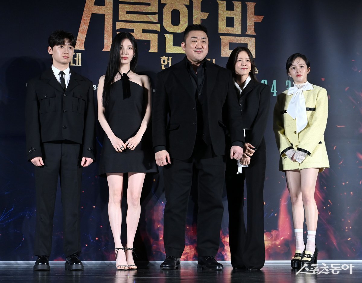 Actors Lee Da-wit, Seo Hyun, Ma Dong-seok, Kyung Soo-jin, and Jung Ji-so are having a photo time at the production report meeting for the movie ‘Holy Night: Demon Hunters’ held at Lotte Cinema Konkuk University Entrance in Gwangjin-gu, Seoul on the 2nd. Reporter Kim Jong-won won@donga.com