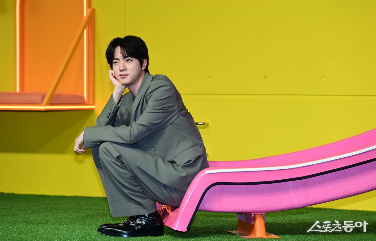 BTS Jin poses at the press conference for Netflix’s reality program ‘Daehwajang Gianjang’ Part 2 ‘Now in Business’ held at JW Marriott Dongdaemun Square in Jongno-gu, Seoul on the 15th.Reporter Joo Hyun- com teth1147@donga