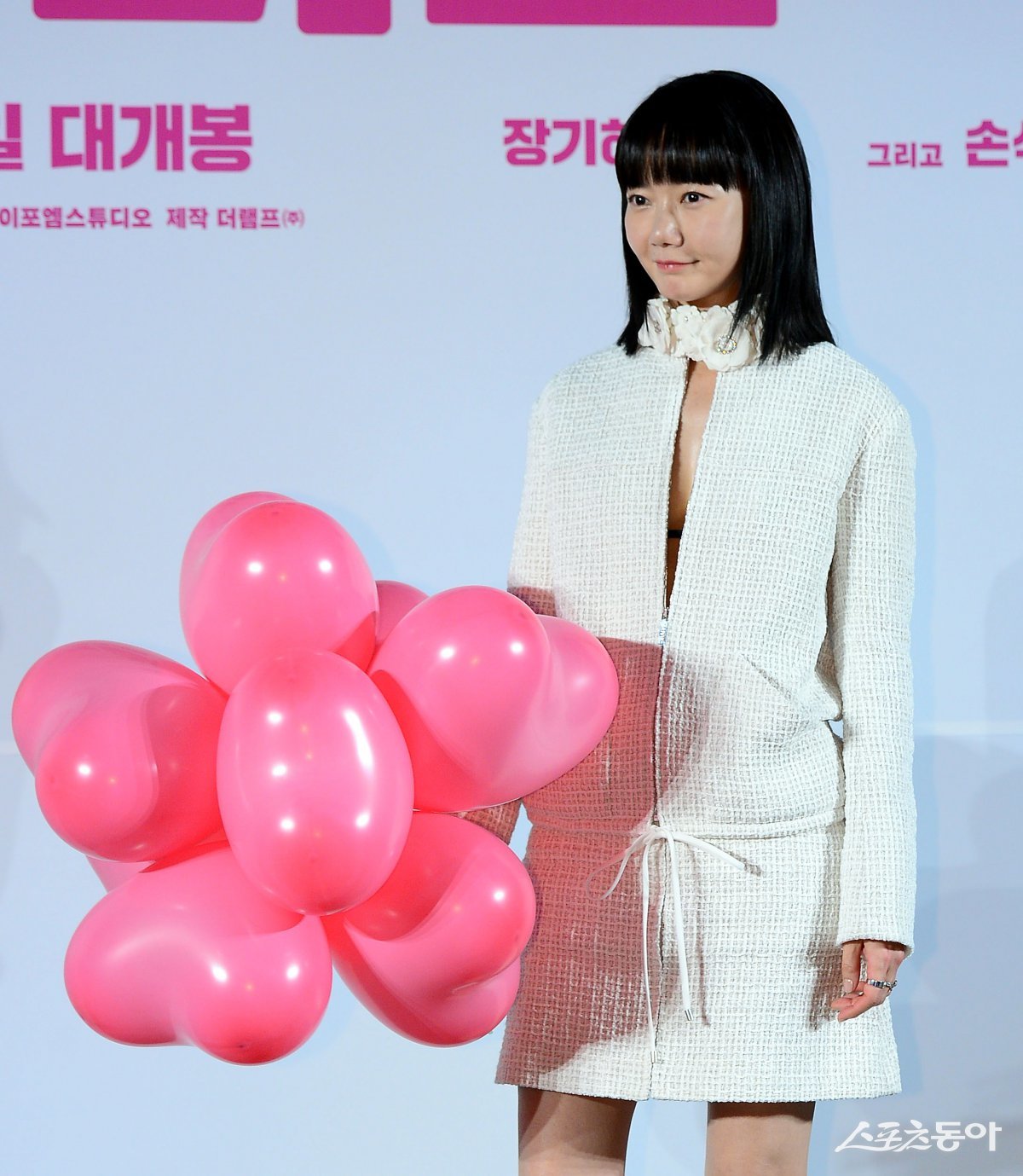 Bae Doo-na poses for the camera at the production report meeting for the movie ‘Virus’ held at Megabox COEX in Gangnam-gu, Seoul on the 16th.Reporter Kim Min-seong marineboy@donga.com