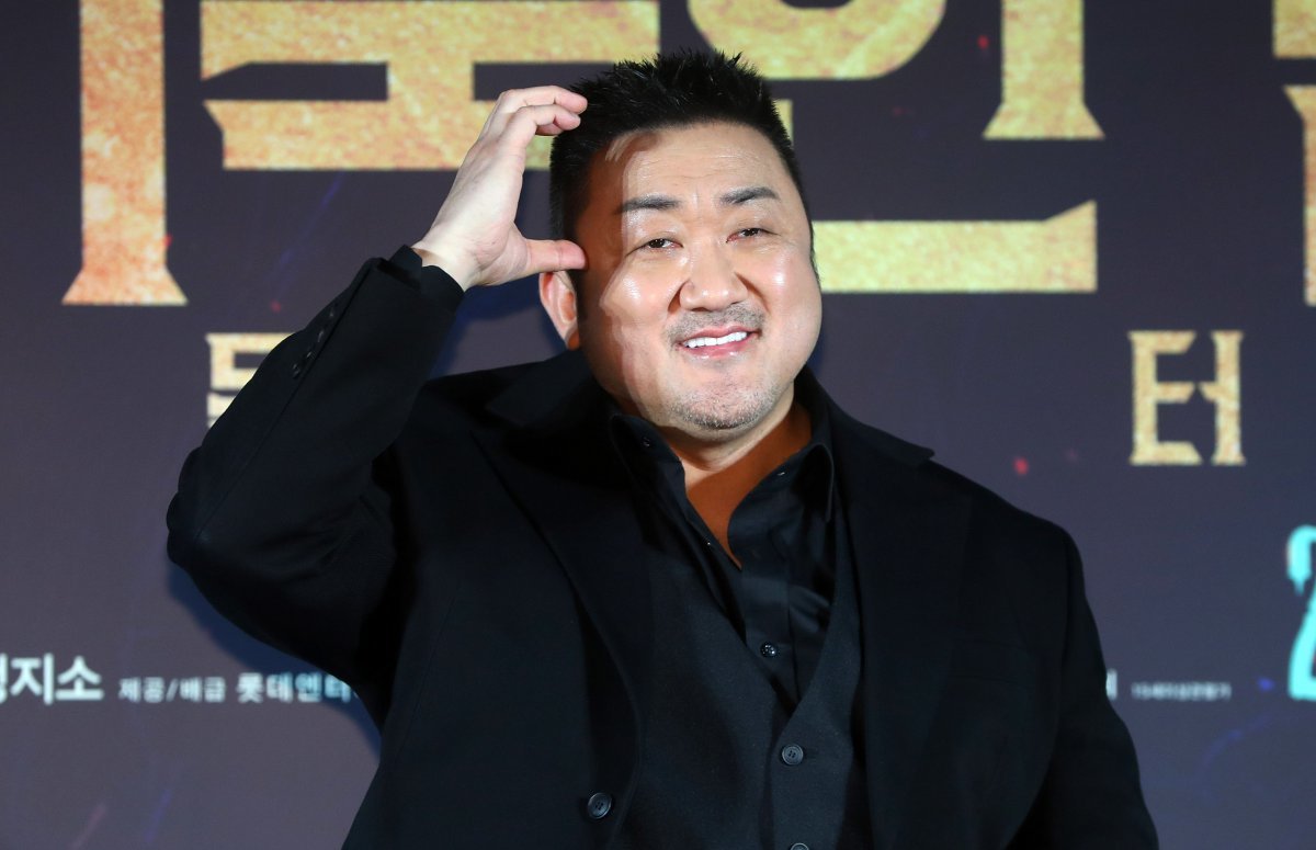 [Seoul = Newsis]Reporter Hyejin Kim = Actor Ma Dong-seok poses at the production report meeting for the movie ‘The Holy Night: Demon Hunters’ held at Lotte Cinema Konkuk University Entrance in Gwangjin-gu, Seoul on the morning of the 2nd.’The Holy Night: Demon Hunters’ is an occult action movie about a city in chaos due to an evil-worshiping group, and the dark solvers ‘The Holy Night’ Team Bau(Ma Dong-seok), Sharon(Seo Hyun), and Kim Gun(David Lee)with special abilities, who punish the evil group.Opening on the 30th.2025.04.02.jini@newsis.com