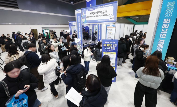 40대 연봉 18% 뛸 때 청년은 5%…벌어지는 세대 간 ‘임금의 벽’