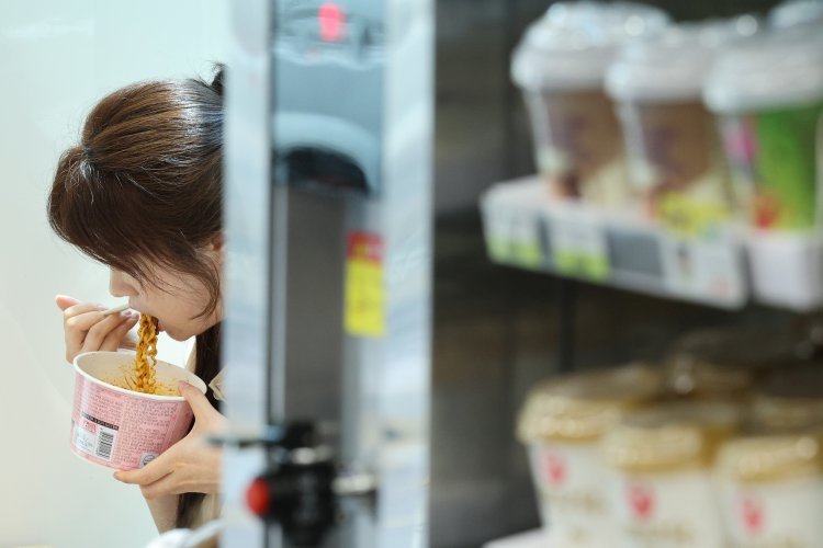 “작년 1600곳 문 닫았다”…편의점, 36년만의 첫 감소 ‘생존경쟁’