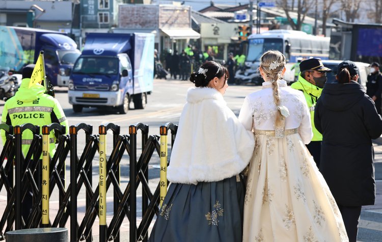 尹출석에 관광명소 북촌 ‘통행금지령’…“손님 90% 증발”