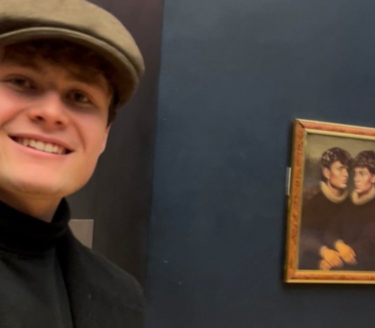 루브르 또 뚫렸다…틱톡커들, 모나리자 주변에 자기 그림 걸어