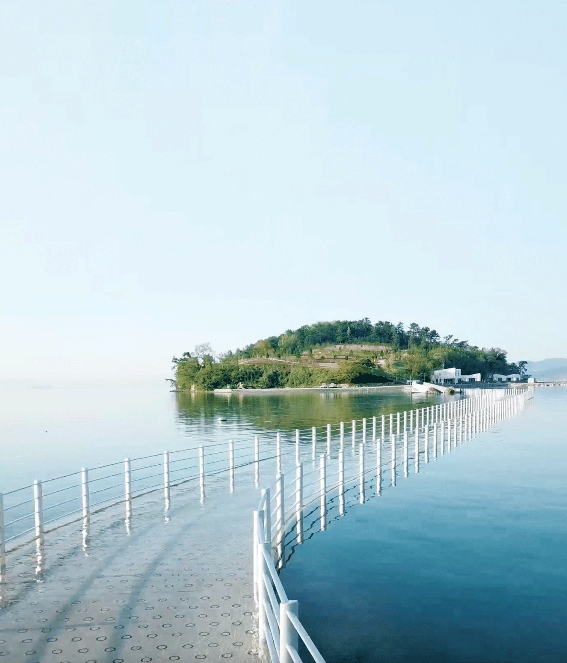 만조엔 바다 위 걷는 듯… ‘진섬다리’ 건너면 예술가의 섬
