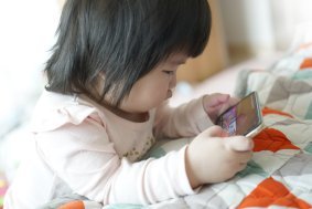 “12살 이전 스마트폰 사용, 우울증·비만 위험 높아진다”