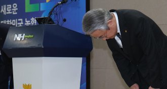 ‘호화 출장’ 강호동 농협회장 대국민사과… ‘3억 추가 연봉’ 농민신문사 겸직도 사임